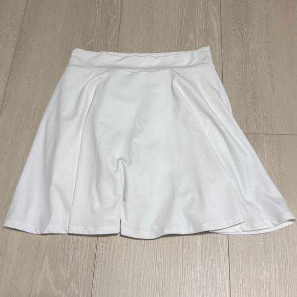 Fabletics Classic Pleated White Flounce Skort - Picture 10 of 10